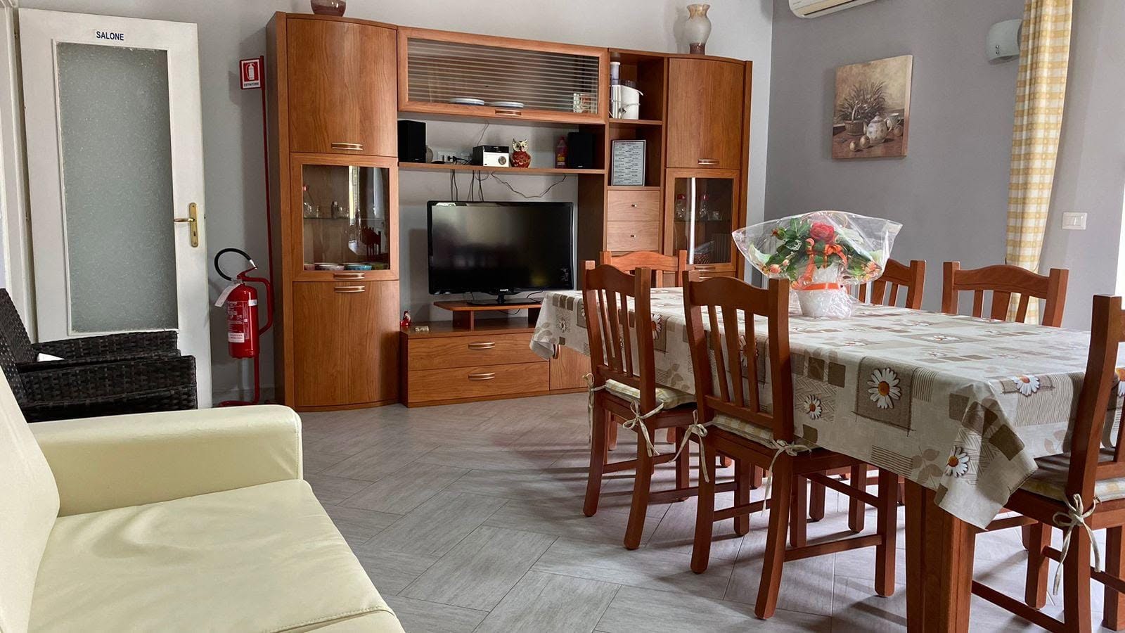 Salone con zona pranzo e area relax, Casa Crisalide